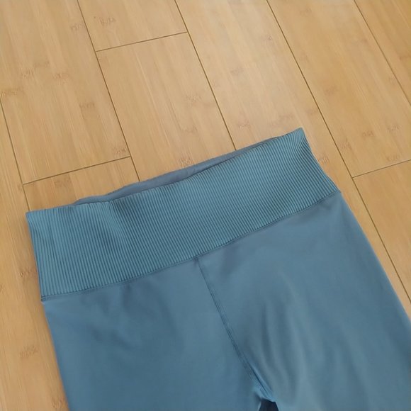 Vuori Women's Rib Studio Leggings Pant Size XL Blue Inseam 25" EUC - Picture 4 of 7